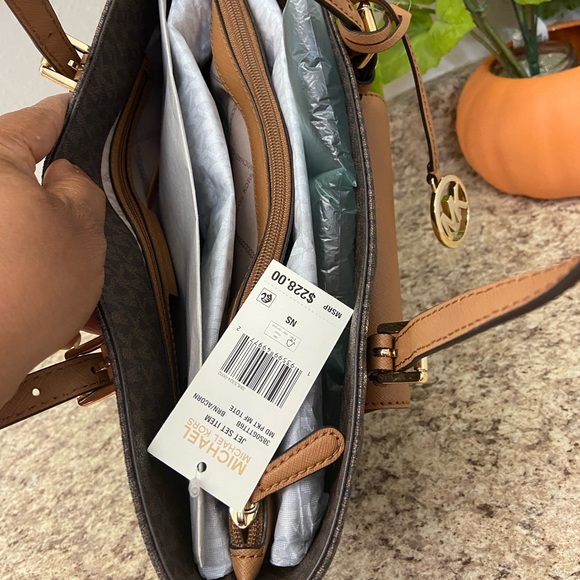 Michael KORS Medium Front Pocket Tote - Picture 5 of 14